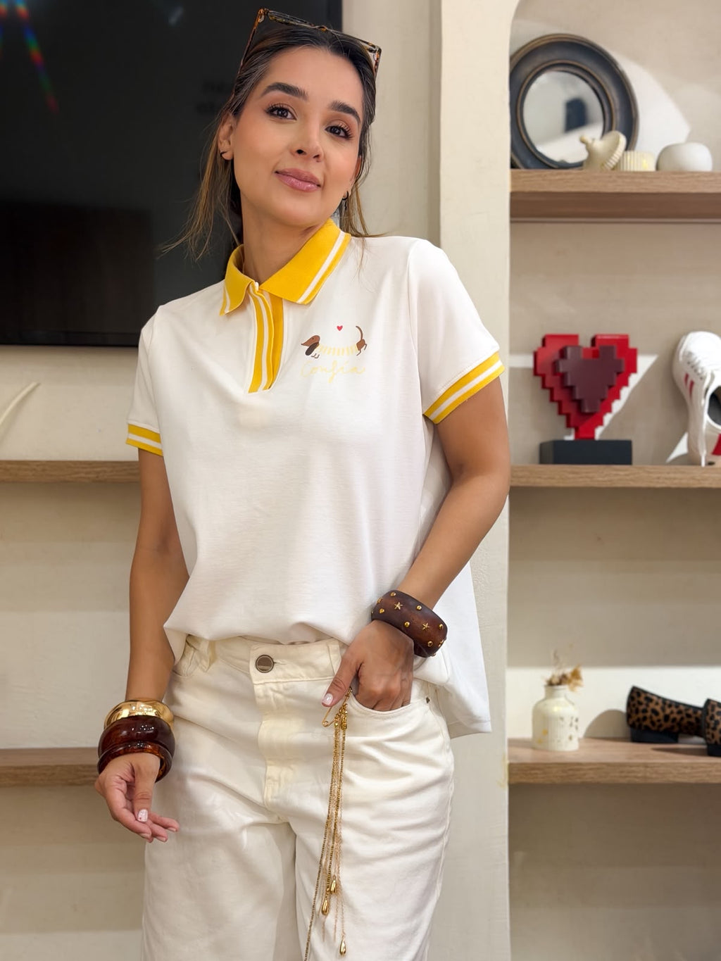 CAMISETA TIPO POLO "CONFIA" CON ABERTURA POSTERIOR Y CIERRE